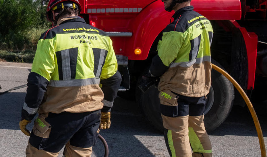 Efectivos del Consorcio Provincial de Bomberos de Huelva durante una actuación (EFE).